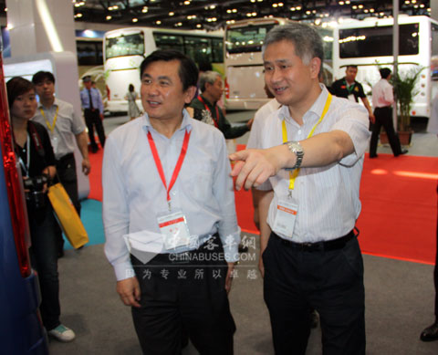 Vice Minister of the Ministry of Communications Feng Zhenglin Visits King Long Exhibition Booth